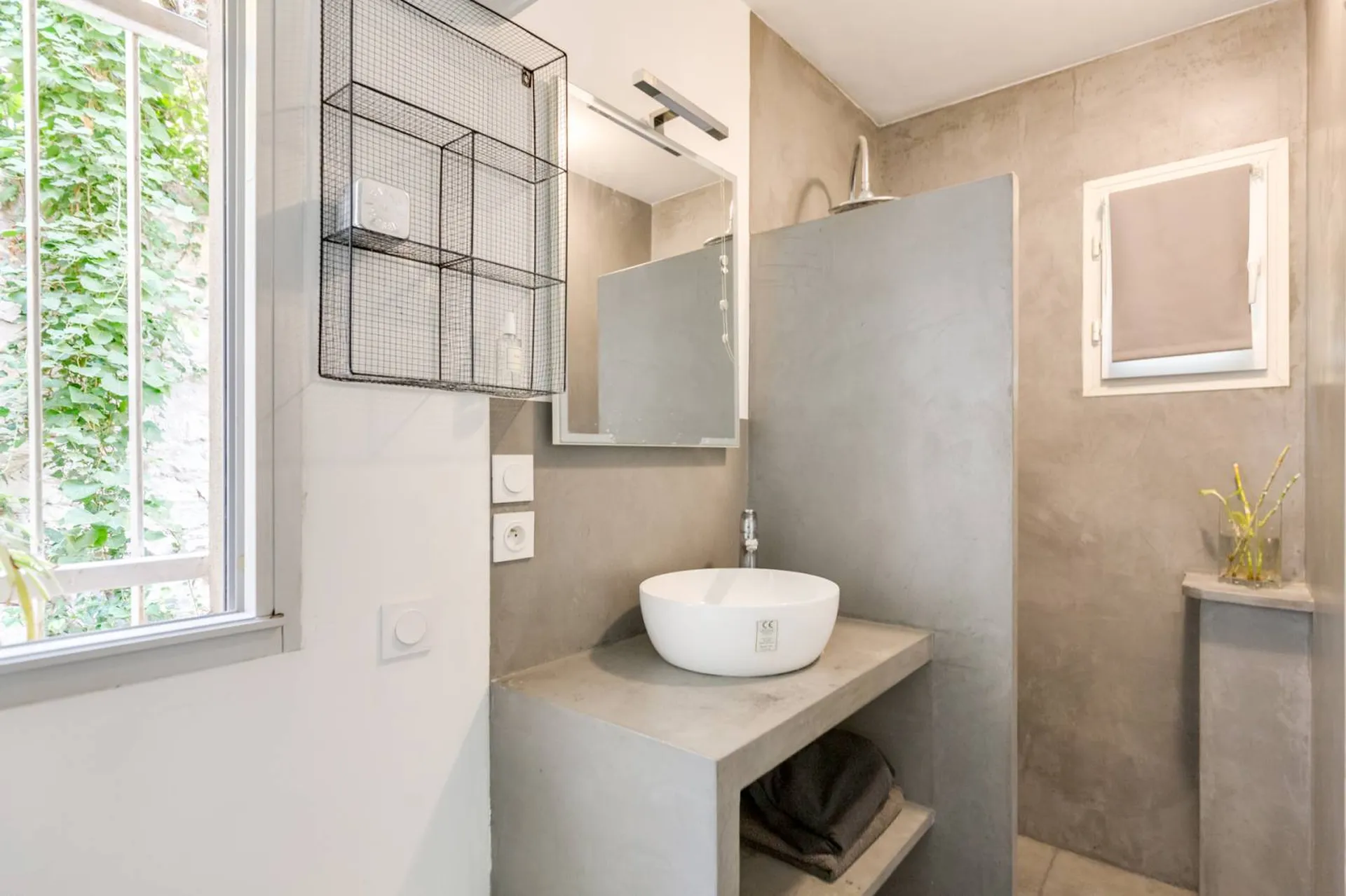 Appartement T2 Cassis  avec terrasse vue Cap Canaille dans petite résidence avec piscine