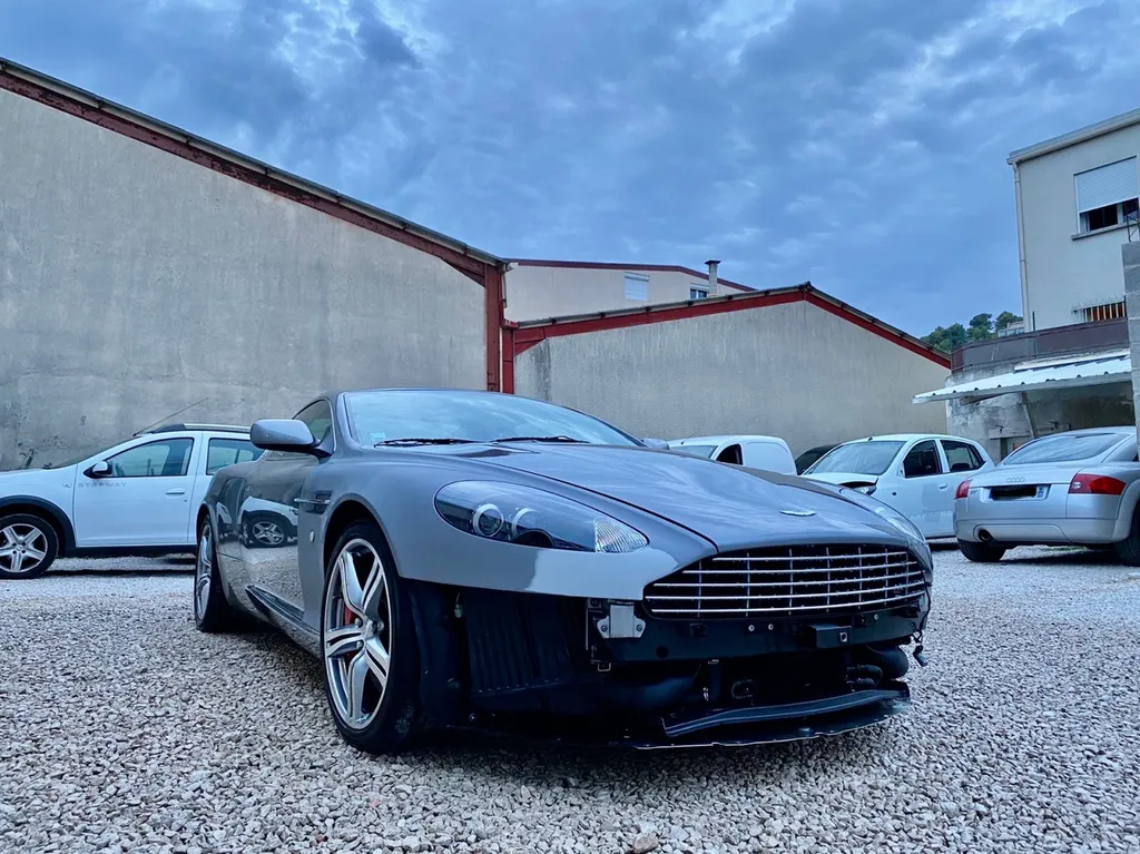 Réparation carrosserie sur Aston Martin véhicule de luxe LM 24/124 chez Platinum Carrosserie Carnoux