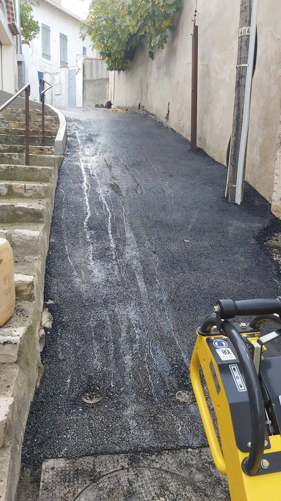 Application d'enrobé de bitume noir à Marseille dans les Bouches du Rhône