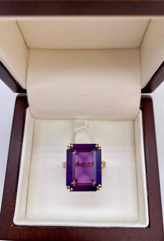 Éclat Vintage: La Bague Améthyste des Années 50 chez Or Ligne près de Mios