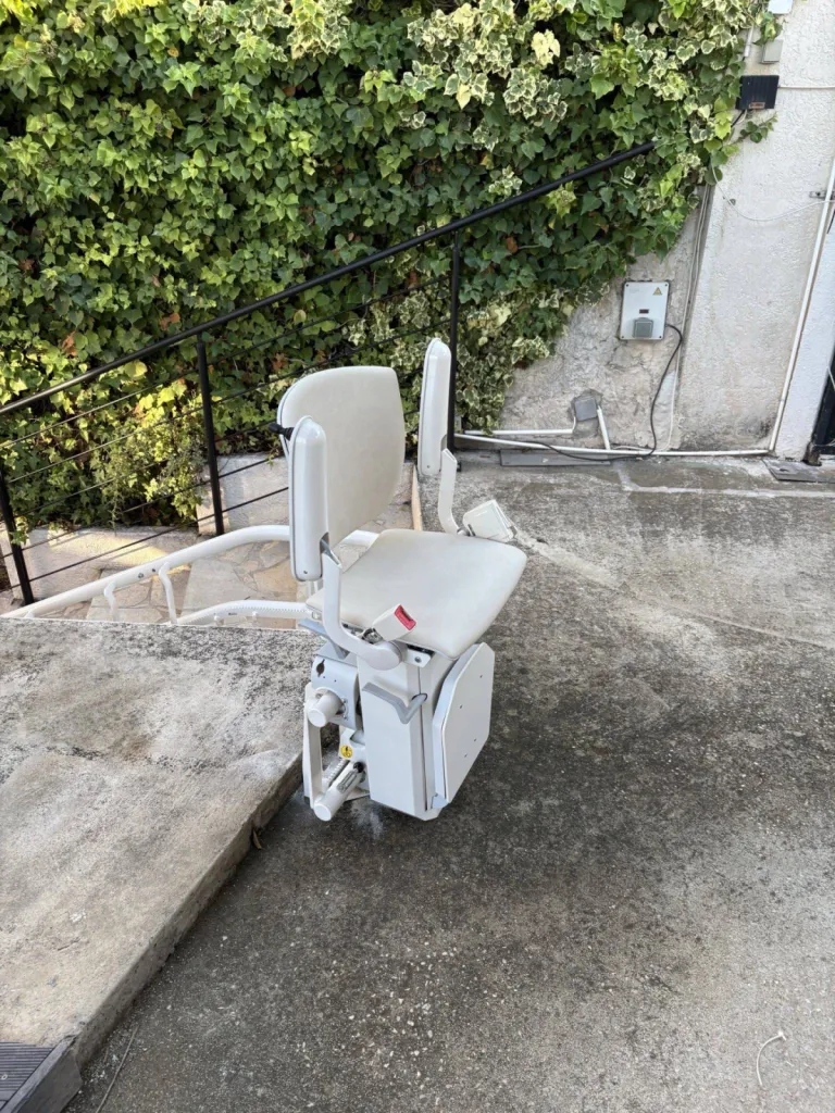 Encombrement mini pour ce fauteuil monte escalier OTOLIFT TWO spécifique pour l'extérieur installé à Marseille dans un escalier tournant
