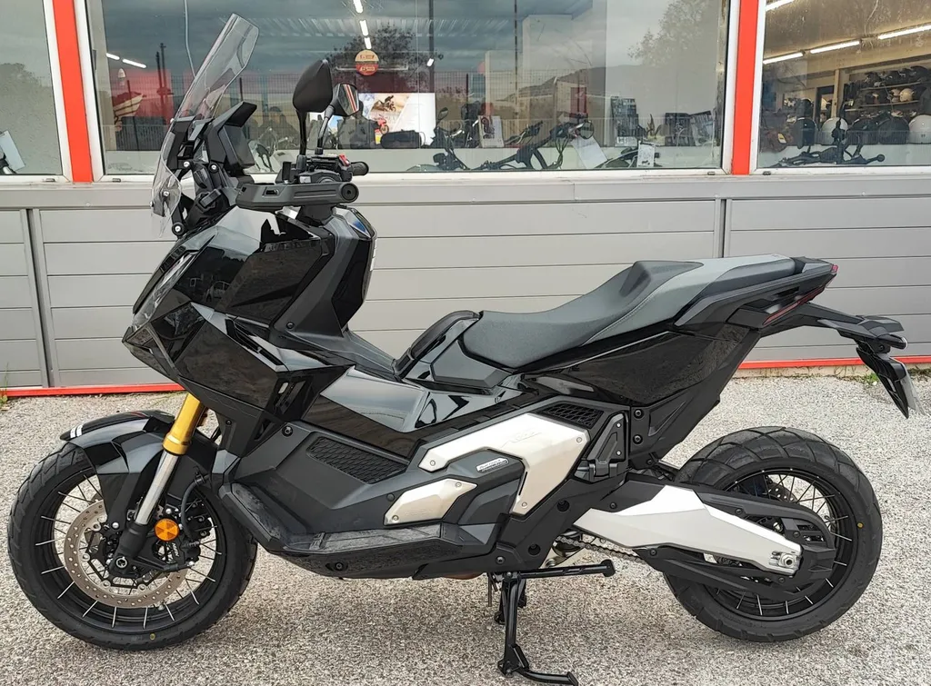 HONDA X-ADV 750 DU 07/2025 AVEC 140 KM.