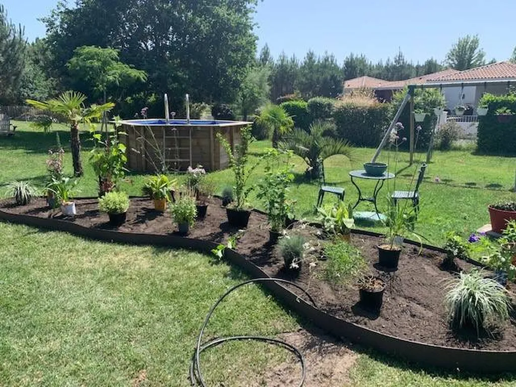 Plantation d'un massif végétal esthétique dans votre jardin dans les Landes