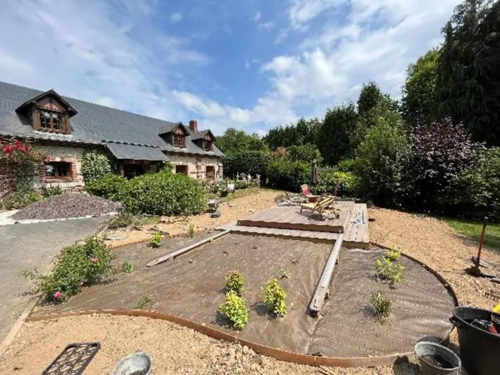 Réalisation de massif pour aménager le pourtour d'une piscine + engazonnement