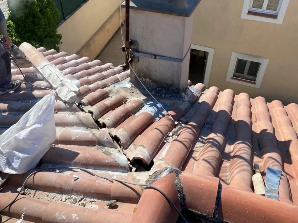 Réparation d’une toiture avec changement du tour de cheminée sur Marignane près de Martigues.