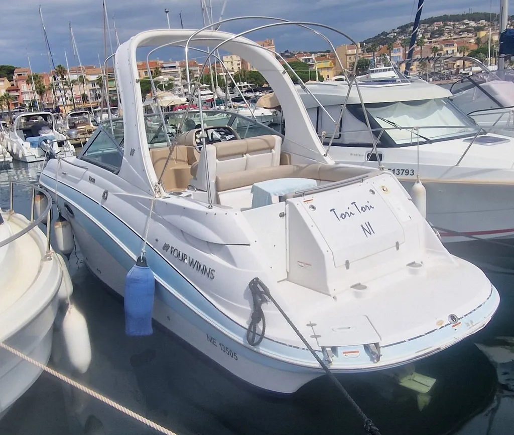 Bateau Four Winns V27  avec cabine d'occasion proche de Six-Fours dans le Var / VENDU