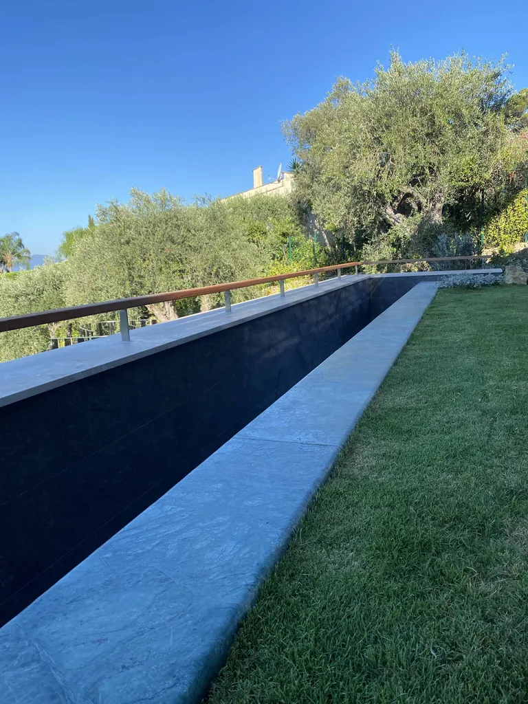 Margelles de piscine sur-mesure en marbre vert du Guatemala au Cannet