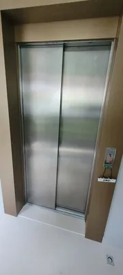 Habillage Coverstyl sur portes d'ascenseur et garage exterieur sur Cannes 