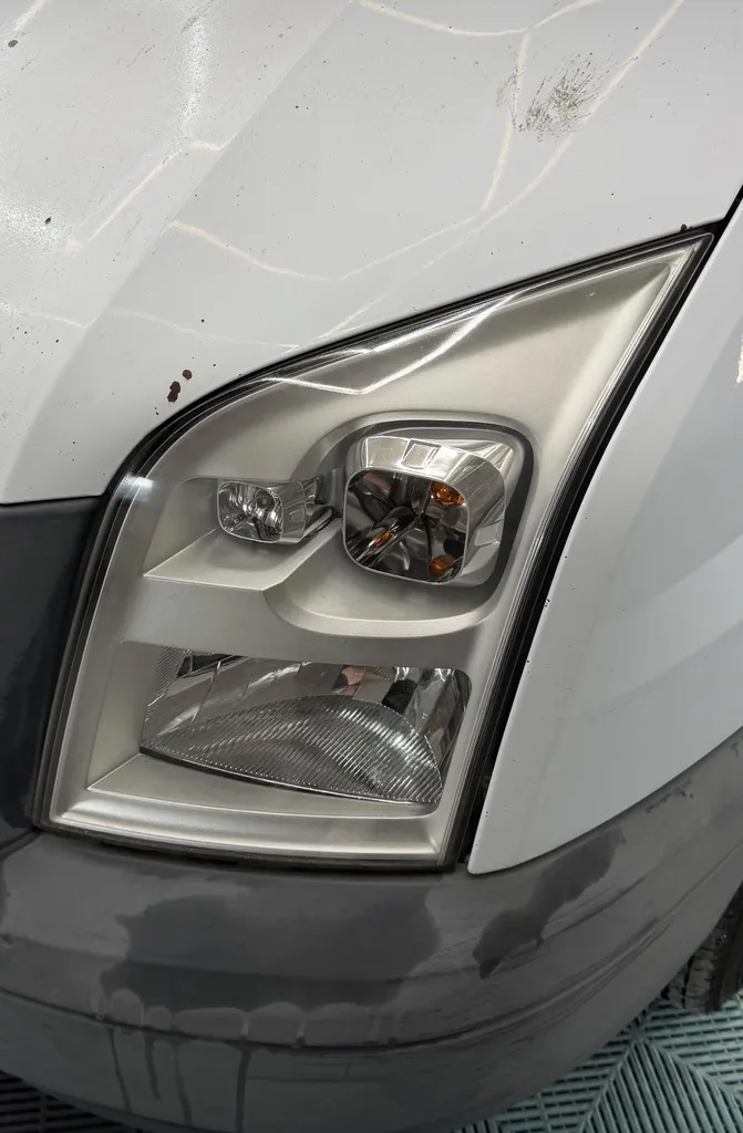 Réalisation de la rénovation de phares optiques sur phares opaques d'une Kangoo utilitaire blanche à Cruseilles en Haute Savoie