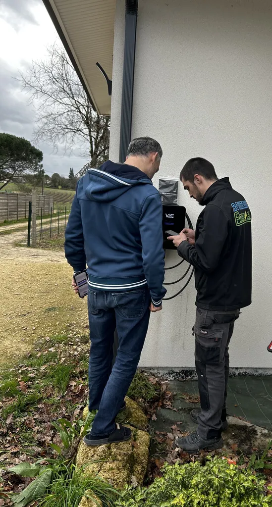 À Villenave d'Ornon 33 en Gironde, installation d'une borne de recharge V2C Trydan triphasée 11 kW pour Skoda Enyaq chez un particulier.
