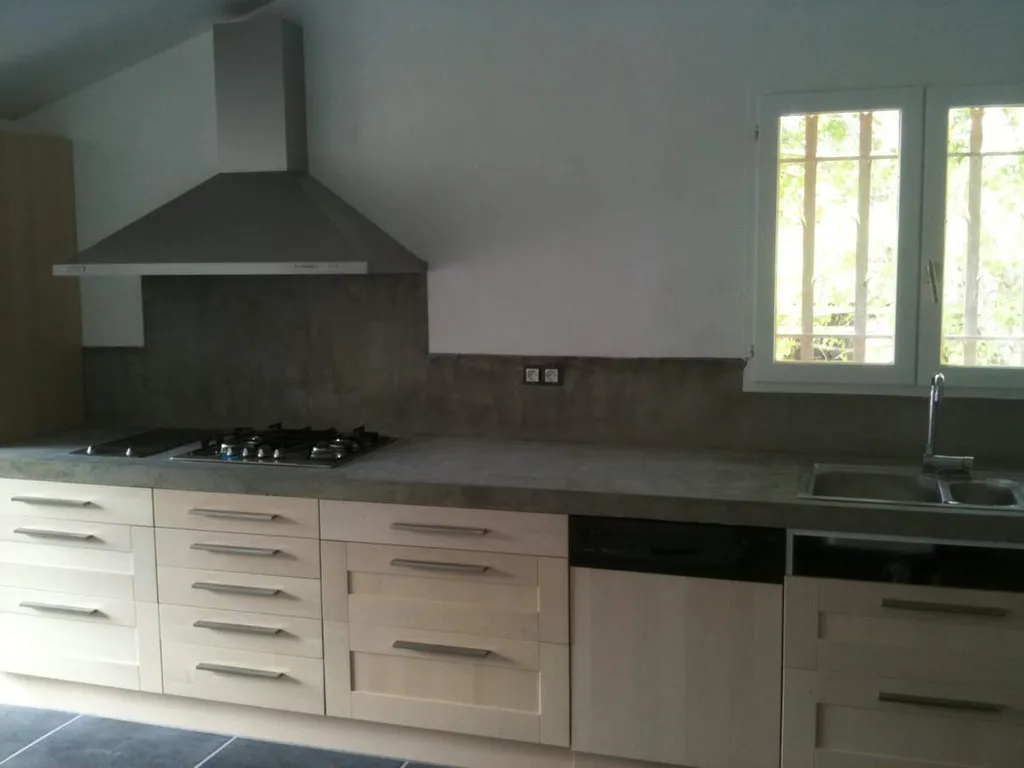 Plan de travail et crédence de cuisine en béton lissé