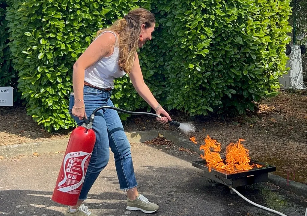La directrice d'exploitation maîtrise un départ de feu.