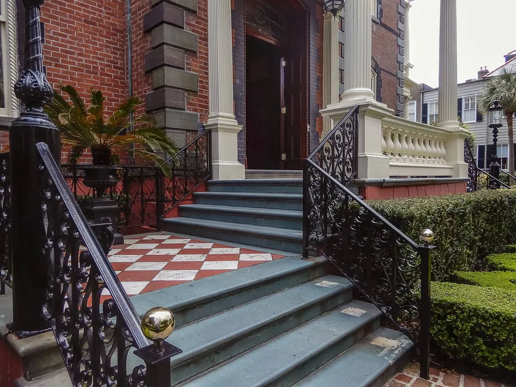 Motif sur façade en pierre à Mont-Saint-Aignan 76