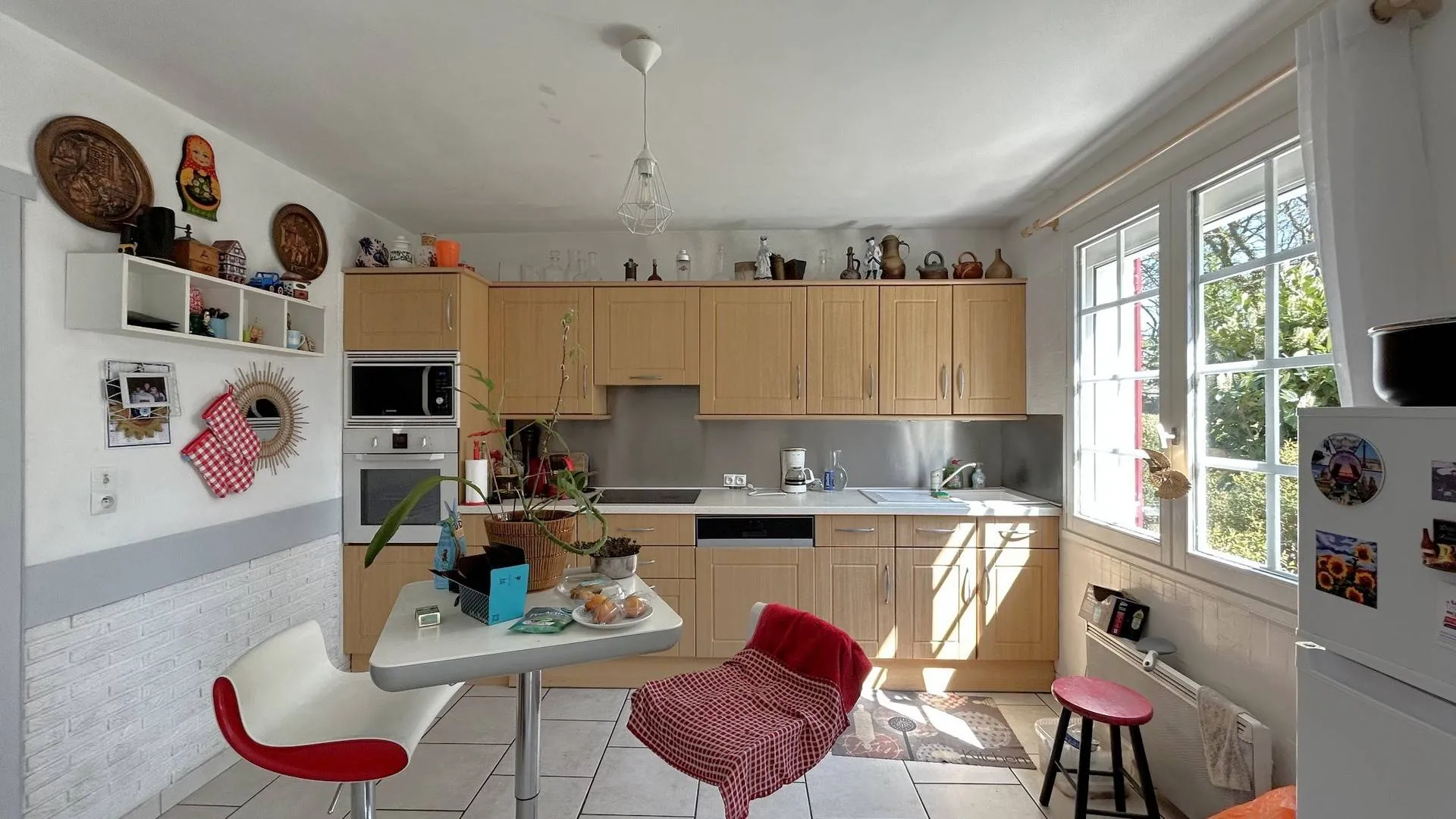 Vends Maison de 110,8m² avec un sous-sol complet et une terrasse bien exposée pour profiter du soleil toute l'année.