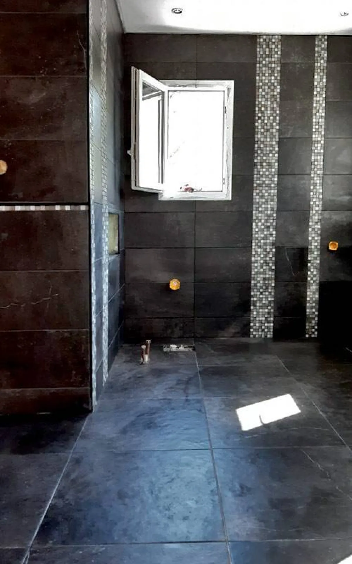 Pose de carrelage au sol et au mur pour une salle de bain à Hyères