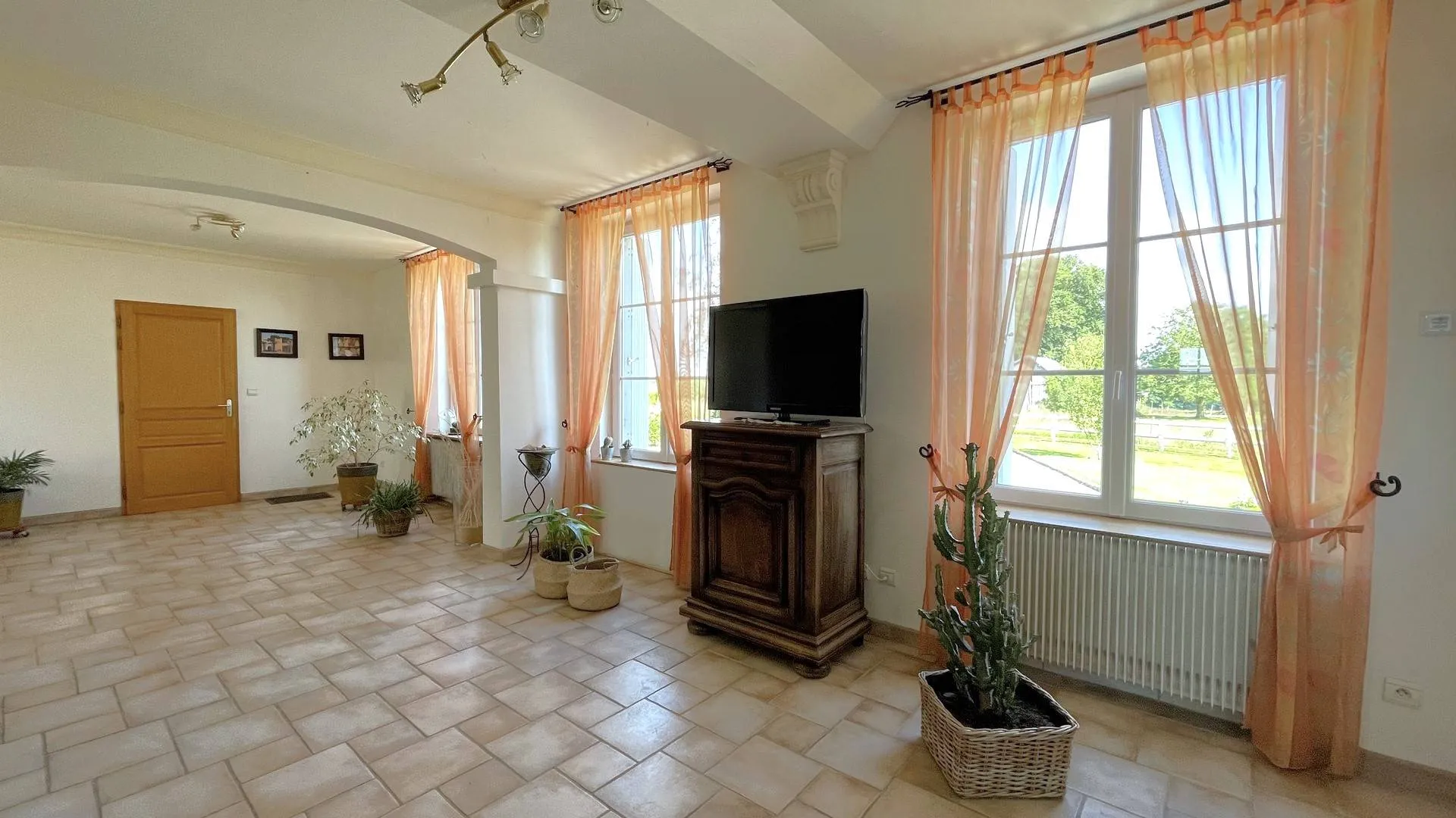 Maison de campagne à vendre en Normandie : profitez d'une grande superficie habitable de 269,97 m² dans un environnement calme.