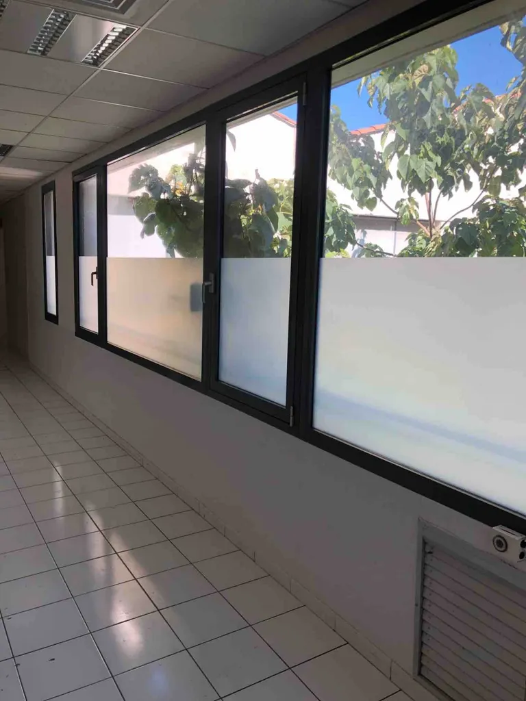 Pose de film opaque blanc translucide dans milieu hospitalier à La Ciotat