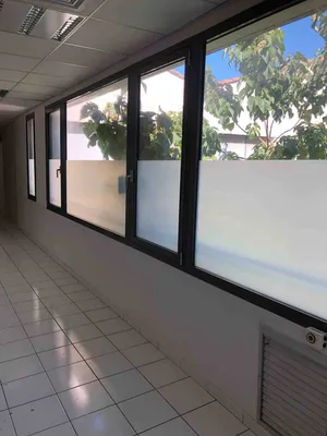 Pose de film opaque blanc translucide dans milieu hospitalier à La Ciotat