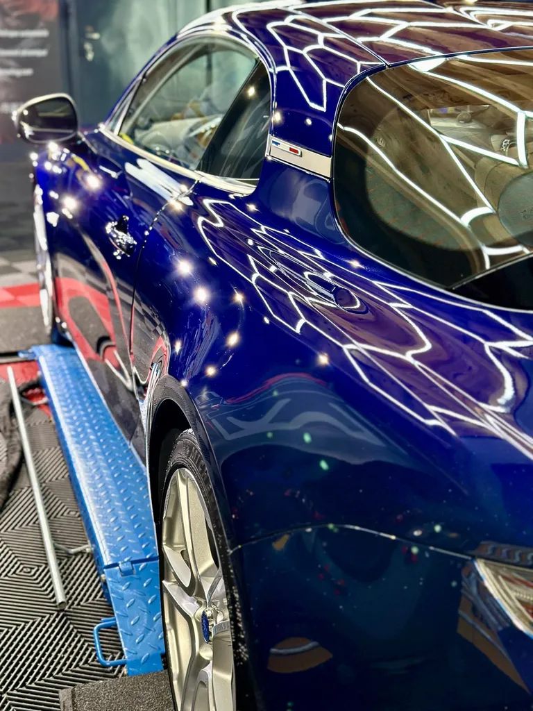 Traitement céramique chez EMB DETAILING protection carosserie spécialiste Alpine A110 sur Lyon