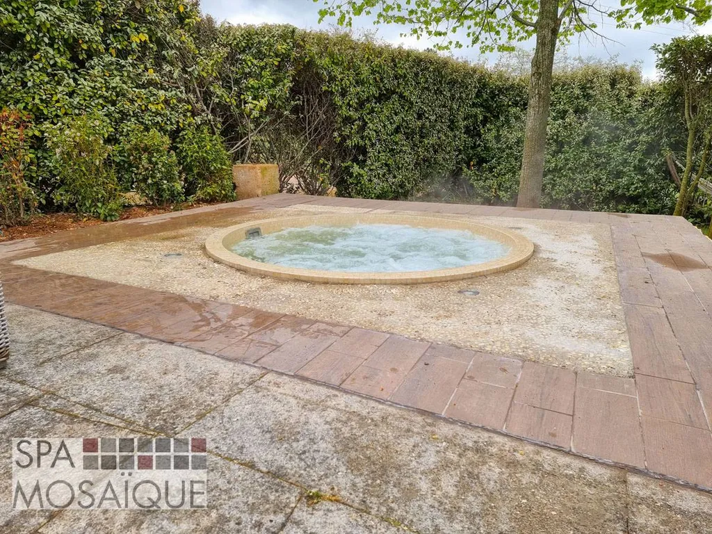 Un spa mosaïque carrelé encastré dans une terrasse en béton à Aix-en-Provence