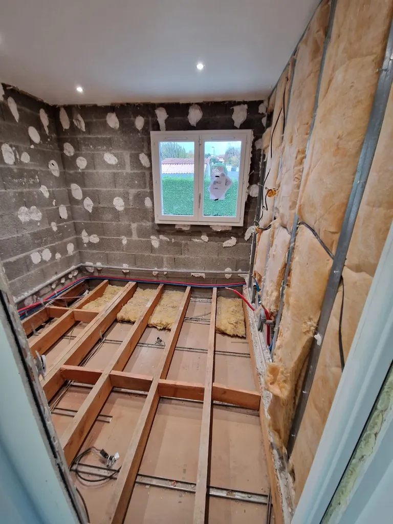 Réfection du solivage suite à un dégât des eaux dans une salle de bain en rénovation à Lyon (Rhône 69)