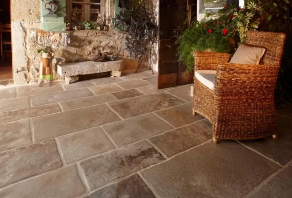 Le carrelage en pierre naturelle de Dordogne : avantages, inconvénients, prix de pose.