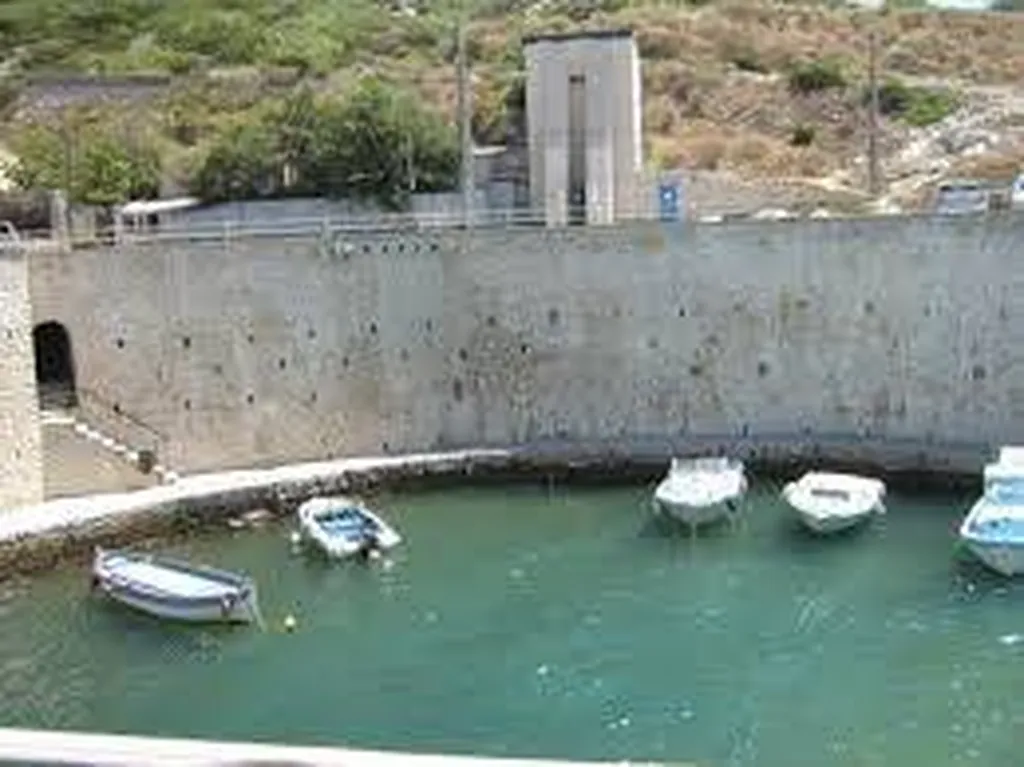 Plongez dans la Sérénité de la Calanque de l'Escalette avec L'Eden Boat : Des Excursions Relaxantes au Départ de La Ciotat et Cassis