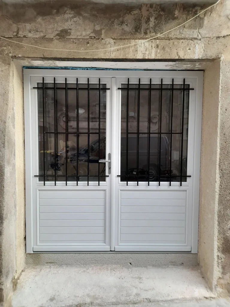 Installation d’une porte fenêtre 2 ventaux en bois exotique RAL 7035 située à Pézenas