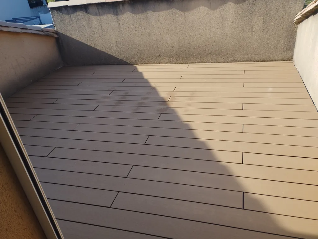 Démontage de dalles béton avec étanchéité de toiture et pose de terrasse en composite à Saint-Jean-de-Védas près de Montpellier