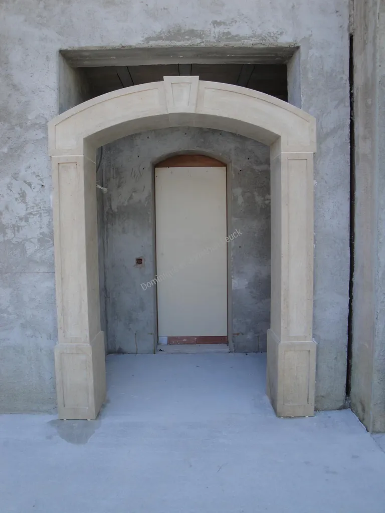 Encadrement massif en pierre d'Estaillades