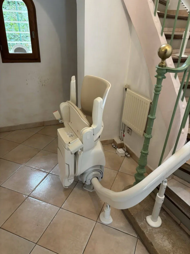 Esthétisme, design et faible encombrement pour ce fauteuil monte escalier OTOLIFT Smart à Marseille