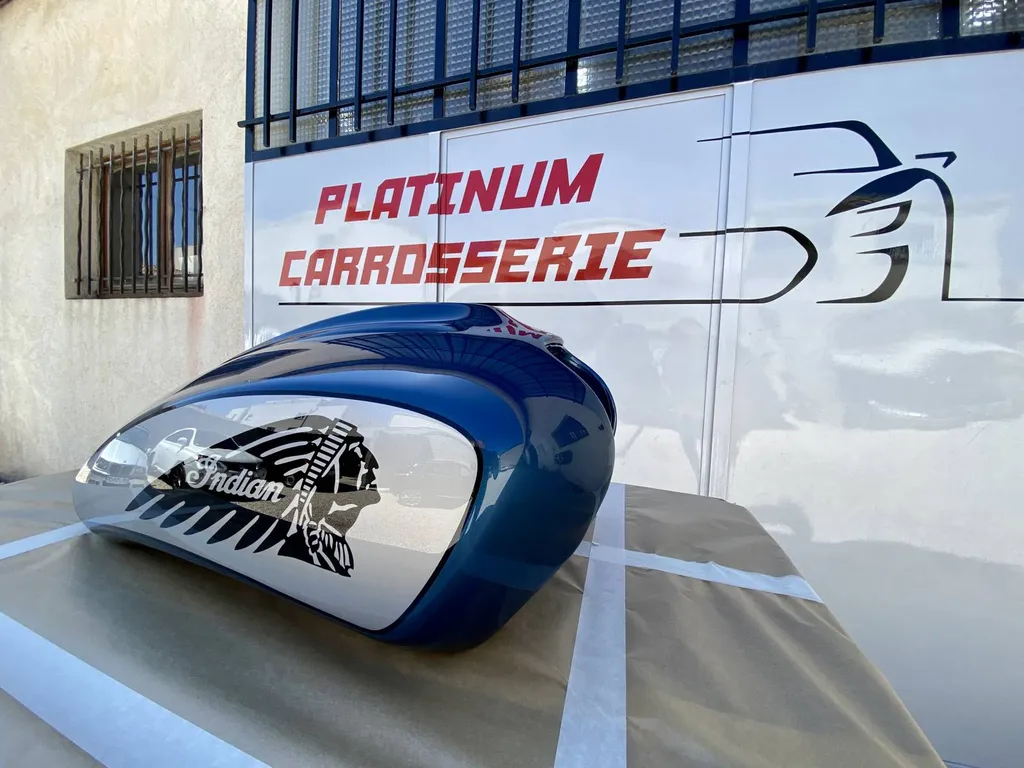 Réparation carrosserie sur réservoir d'essence de moto pour indian motorcycle marseille