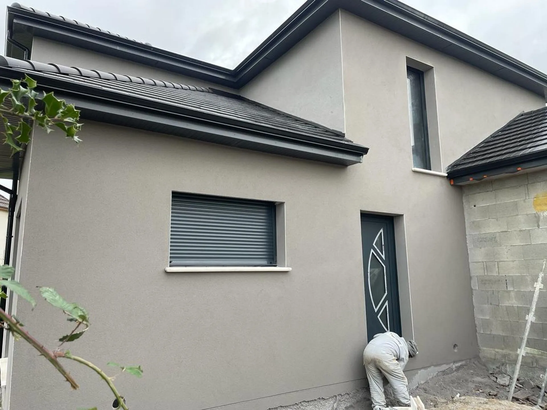 Ravalement enduit projeté gris sur maison individuelle à Montivilliers