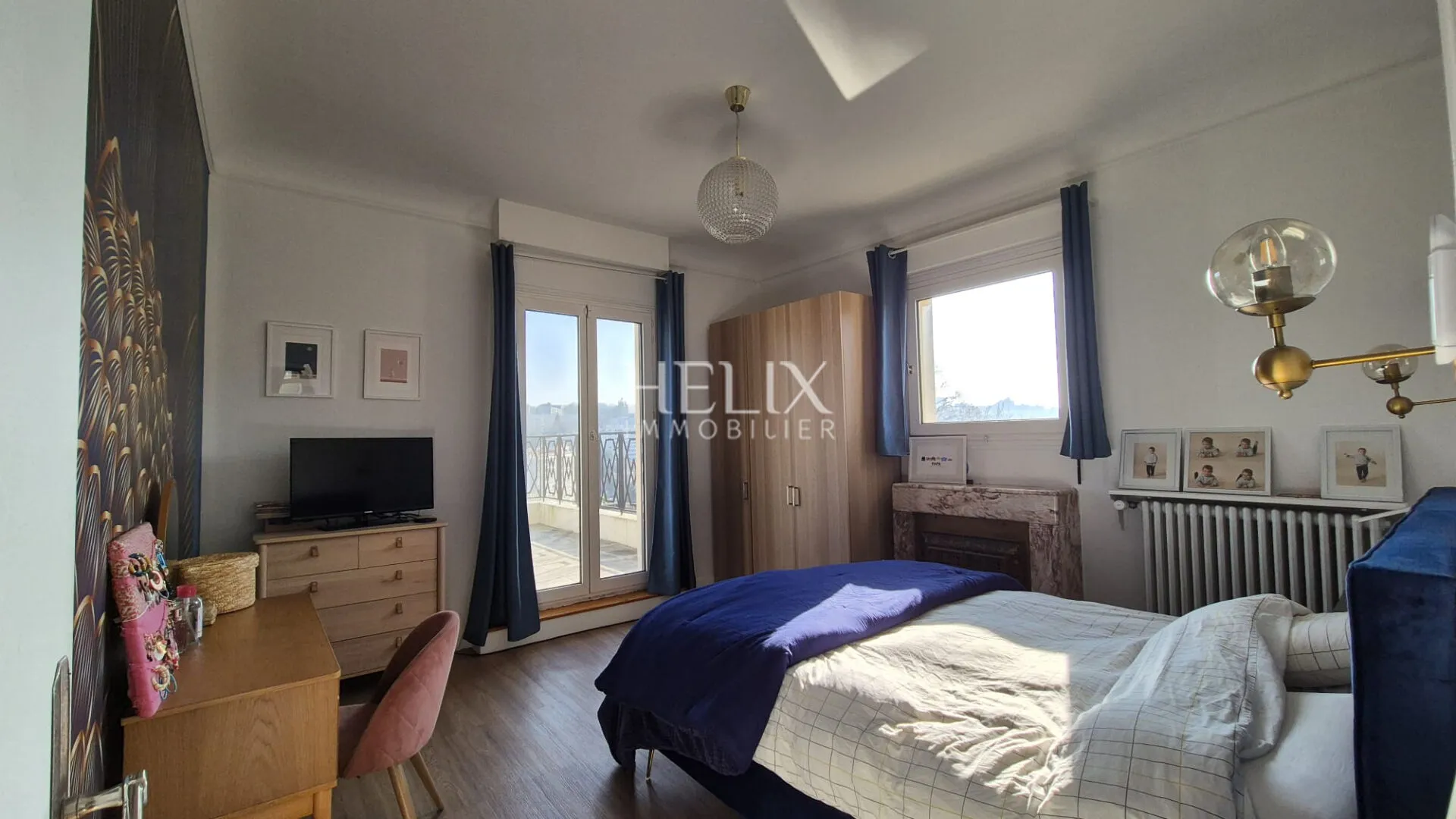 A quelques minutes du centre de Saint Germain en Laye une maison d'exception comprenant 8 chambres, une triple réception, une terrasse avec vue, un espace balneo et un tennis.