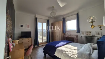 A quelques minutes du centre de Saint Germain en Laye une maison d'exception comprenant 8 chambres, une triple réception, une terrasse avec vue, un espace balneo et un tennis.