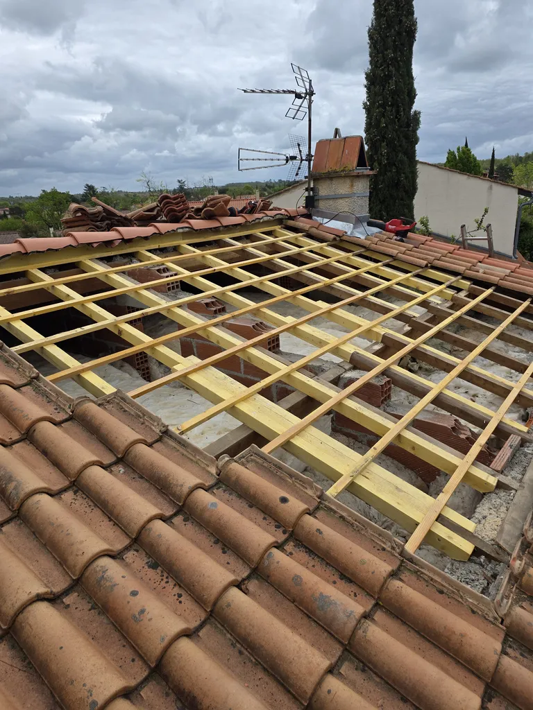 Remplacer liteaux et chevrons à Nîmes pour renforcer la structure de toiture