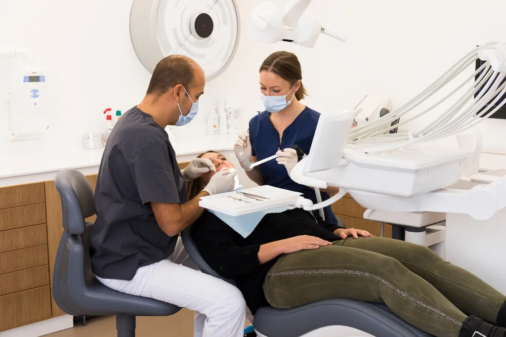 EXTRACTION DENTAIRE et DÉPOSE D’IMPLANT