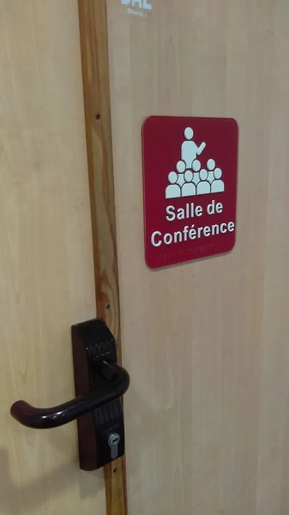 Fabrication et pose de plaques en braille pour la boutique, la salle de conférences et l’accueil de Grenoble Alpes Métropole