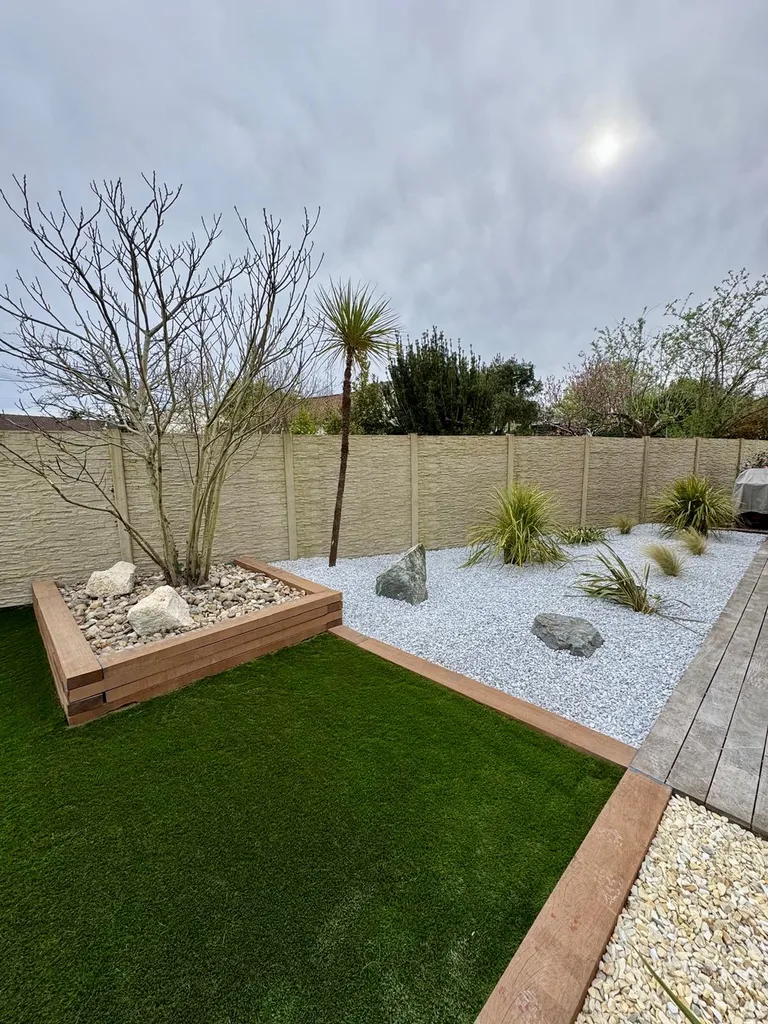 Création aménagements paysagers, éclairage, massif, plantation, gazon synthétique à Pessac proche de Bordeaux