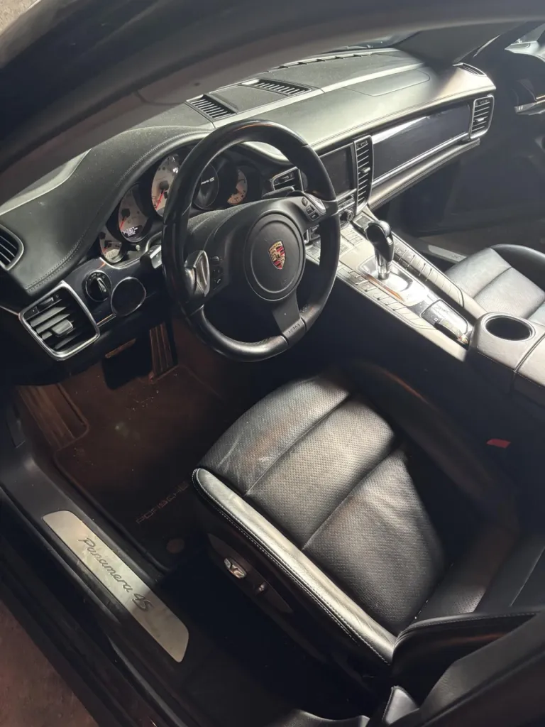 Nettoyage intérieur haut de gamme d'une Porsche Panamera 4S à Saint Étienne avec préparation esthétique automobile premium