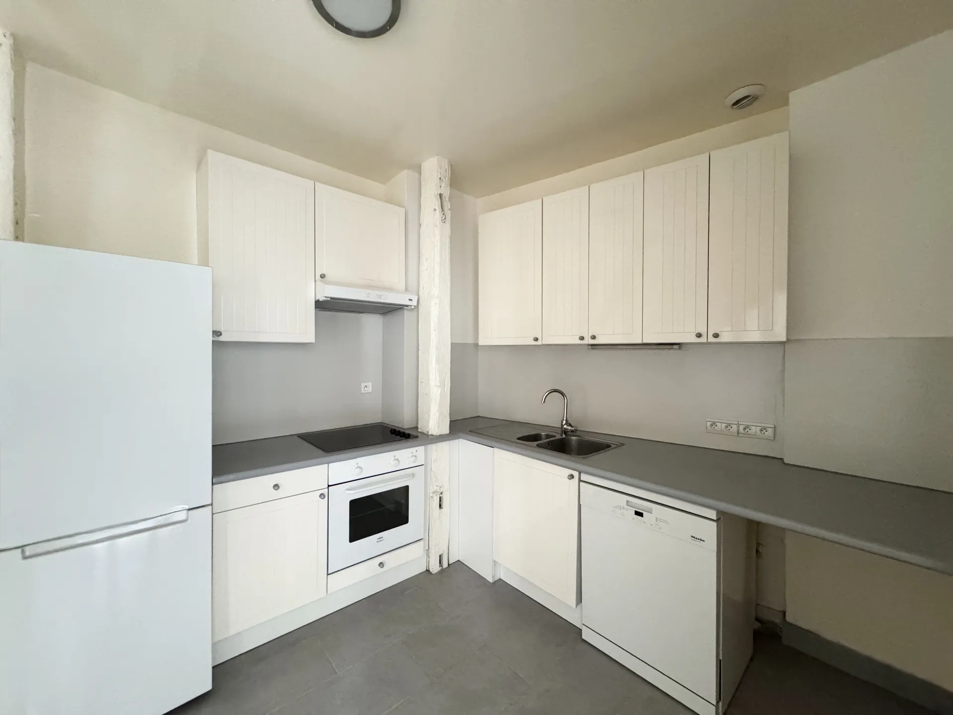 A louer à Saint Germain en Laye, un bel appartement en duplex 1er et 2 ème étage d'un immeuble bien entretenu.