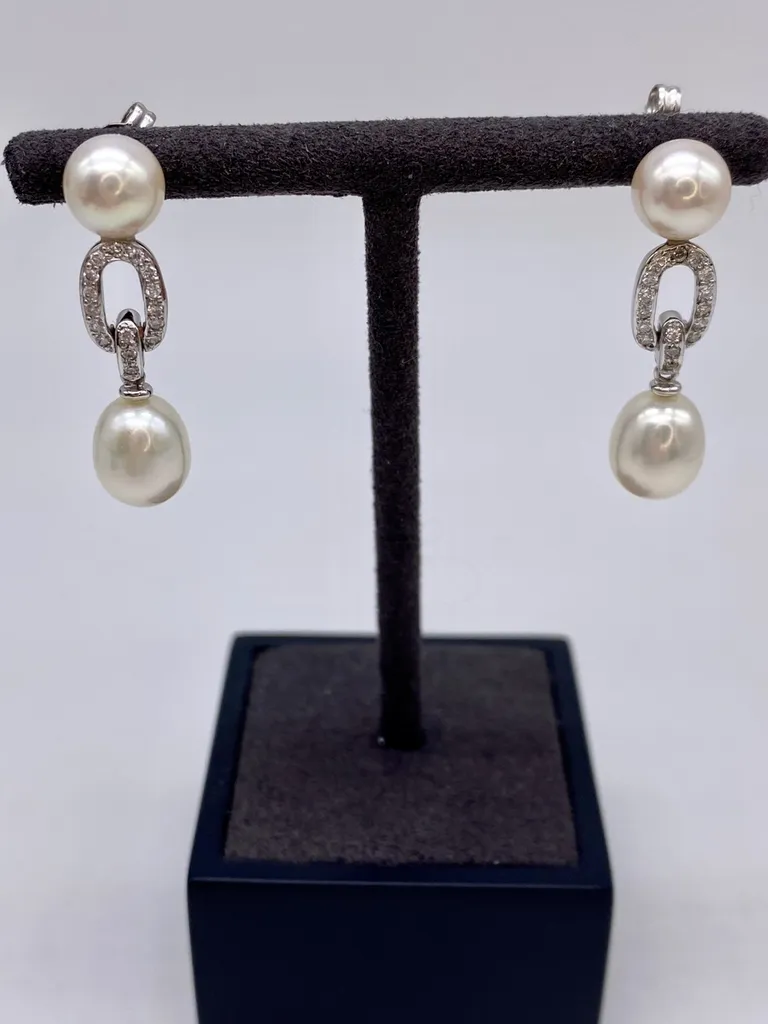 Paire de boucles d'oreilles pendantes en or blanc 750/1000ème perles de culture et diamants chez la Bijouterie Or Ligne à La Teste de Buch près des Landes