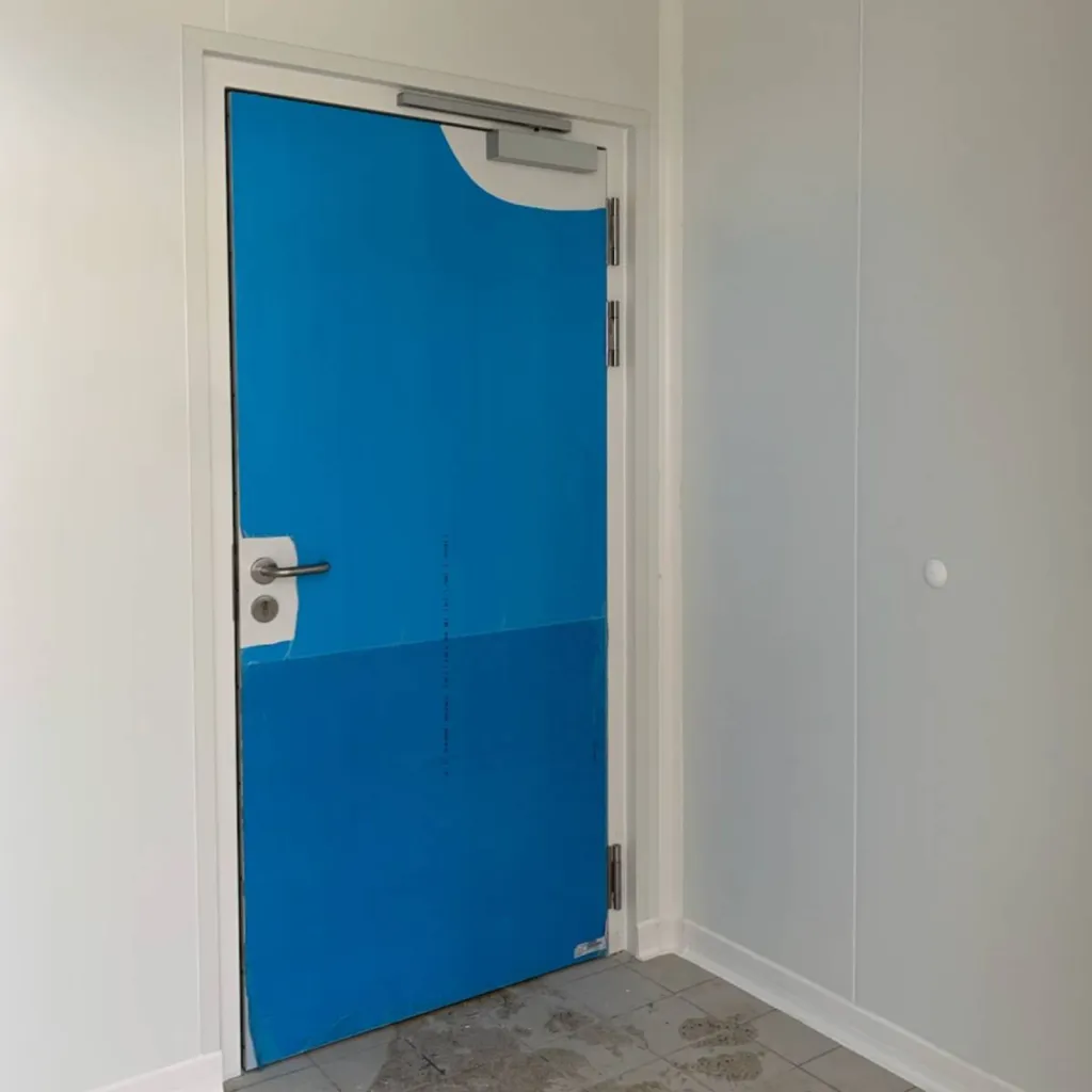 Porte coupe feu posée sur cloisons isothermes coupe-feu