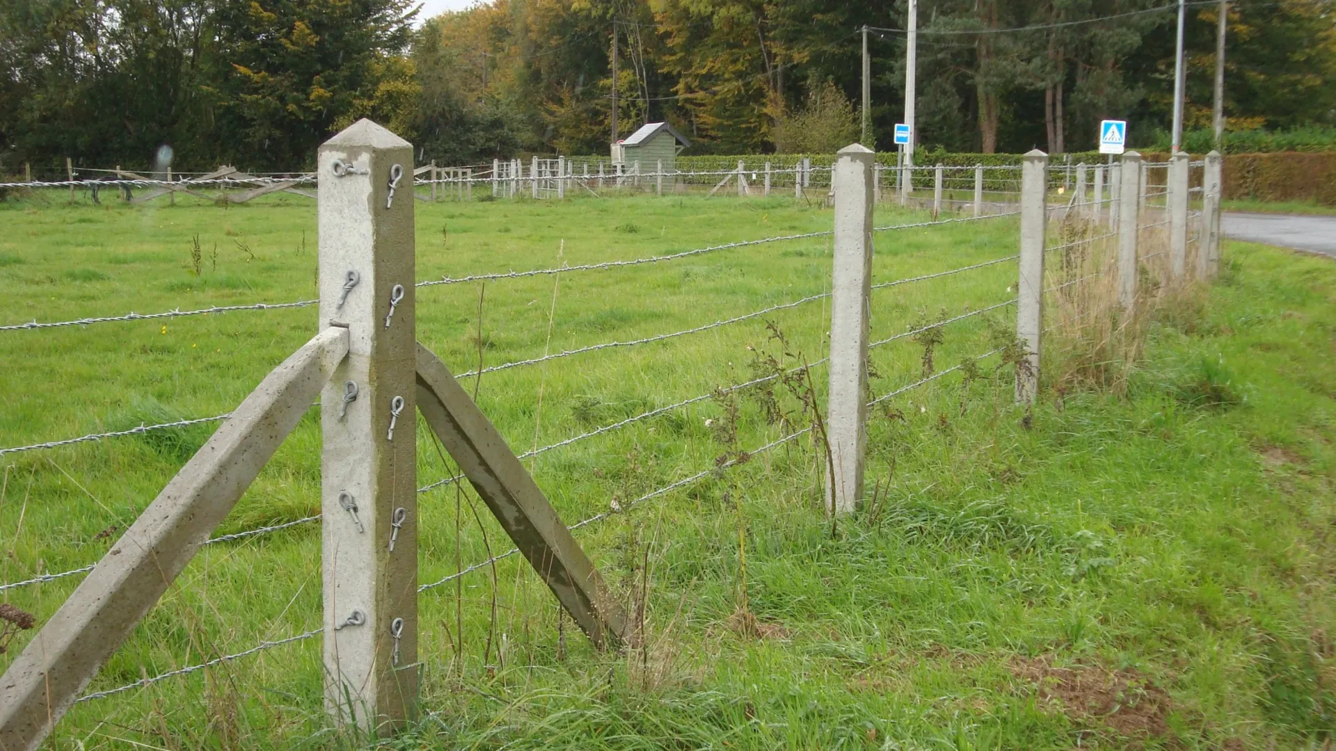 Fourniture et pose de clôture d'herbage en fils barbelés dans l'Eure 27