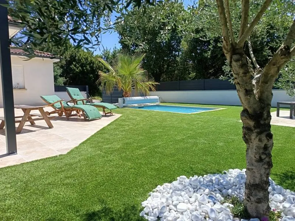 Construction d'une piscine traditionnelle près d'Ambarès et Lagrave