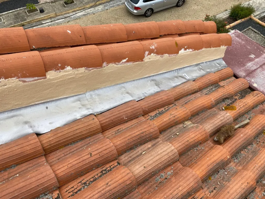 solin et rive avec enduit de finition près de aix en provence