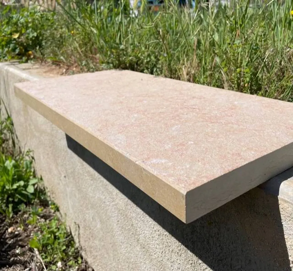 MARGELLE PISCINE EN PIERRE NATURELLE CASTELLA BEIGE / CENIA BEIGE / PIERRE BEIGE FINITION FLAMMEE