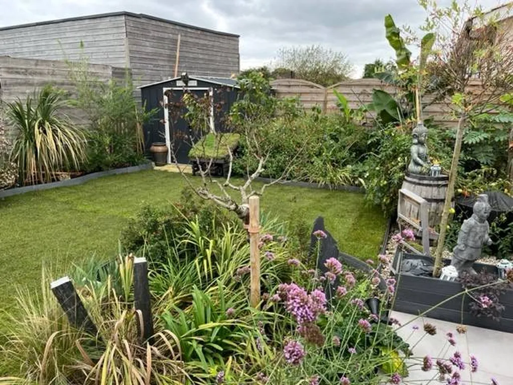 Réaliser un gazon en rouleaux dans le jardin d'une maison des Landes