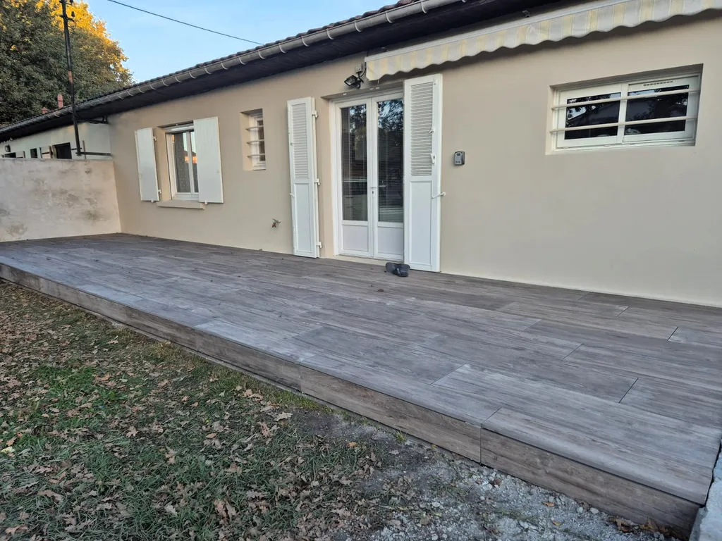 Comment agrandir une terrasse déjà existante dans le Médoc ? Choisissez une solution drainante durable : le carrelage sur plots!