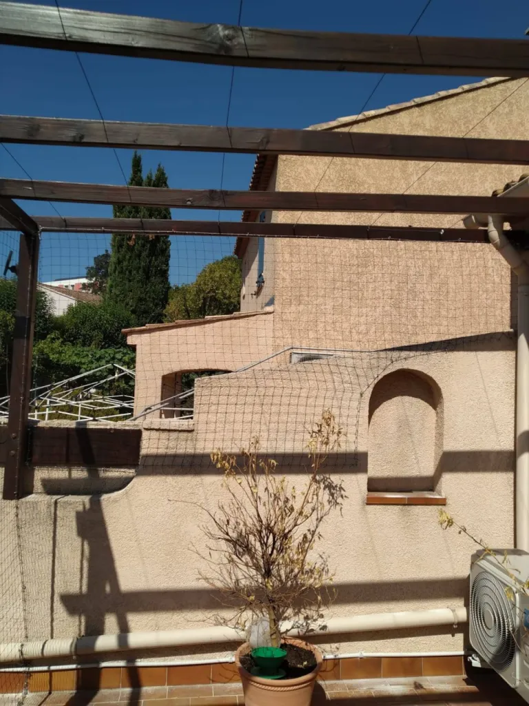 filet balcon chute chat istres 13